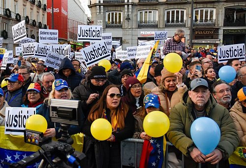 Die Venezolaner stimmen mit den Füßen ab. Millionen von Menschen haben das südamerikanische Land seit dem Amtsantritt von Präsident Maduro verlassen. (Archivbild) - © Richard Zubelzu/ZUMA Press Wire/dpa