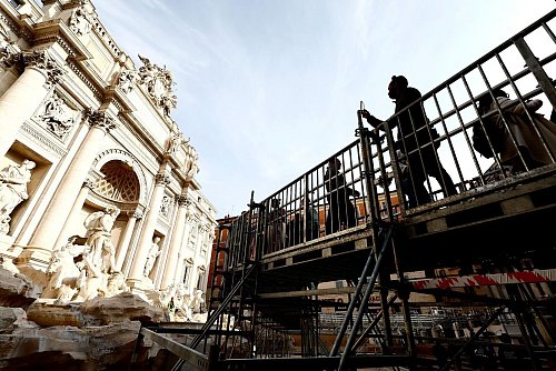 So nah wie noch nie an die «Fontana di Trevi» - nun möglich über einen Steg. - © Cecilia Fabiano/LaPresse via ZUMA Press/dpa