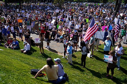 Auch in Charlotte im Bundesstaat North Carolina versammelten sich Demonstranten. - © Erik Verduzco/AP/dpa