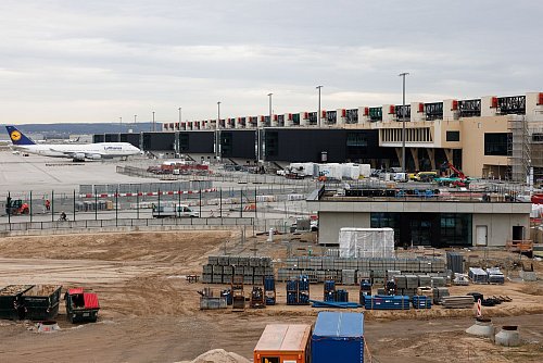 Das Vorfeld wird bereits genutzt, die Abfertigungsgebäude noch nicht. - © Lando Hass/dpa