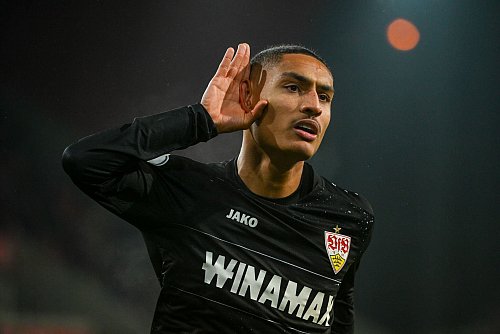 Enzo Millot erzielt unwiderstehlich die Stuttgarter Führung. - © Armin Weigel/dpa