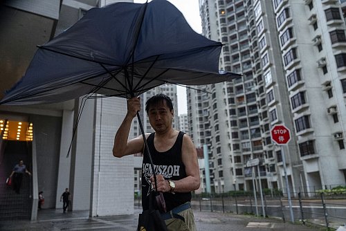 In Hongkong galt die höchste Taifun-Warnstufe. - © Chan Long Hei/AP/dpa