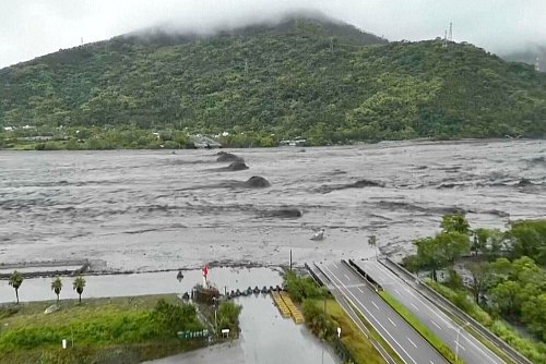 Nach Überschwemmungen starben in Taiwan mindestens 14 Menschen. - © Uncredited/Dong Wen Transports/AP/dpa