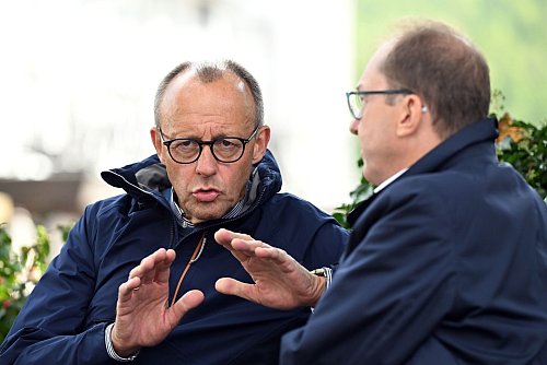 Im Winterwahlkampf muss man schon mal den Mantelkragen hochklappen - so wie es hier Friedrich Merz im Gespräch mit Alexander Dobrindt (CSU) tut. - © Federico Gambarini/dpa