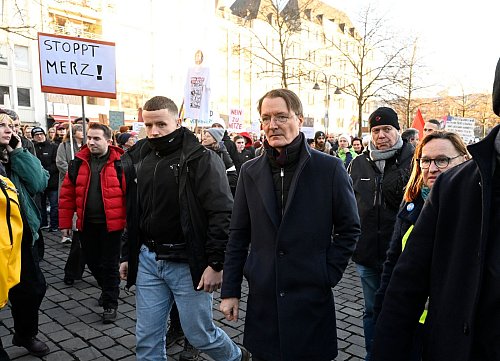 Karl Lauterbach hat sich für den Winterwahlkampf extra einen neuen Mantel gekauft (Archivbild). - © Roberto Pfeil/dpa