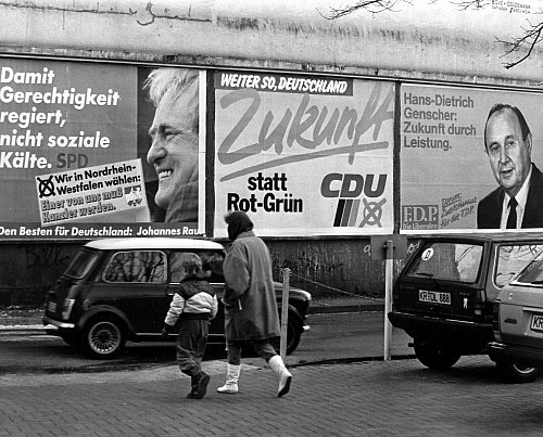 Mit Mantel und Winterstiefeln: Der Bundestagswahlkampf von 1987 fand im Winter statt (Archivbild). - © picture alliance / dpa