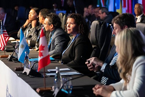 Dana Brown, US-Chargé d\\\'Affaires in Südafrika und amtierende US-Botschafterin (Mitte), vertritt US-Außenminister Marco Rubio beim G20-Außenministertreffens in Johannesburg, Südafrika. - © Jerome Delay/AP/dpa