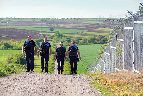 Die EU-Agentur Frontex unterstützt die Mitgliedstaaten der Europäischen Union beim Schutz der EU-Außengrenzen. (Archivbild) - © Soeren Stache/dpa