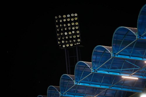 Zwischenzeitlich fiel ein Flutlicht aus. - © Branislav Racko/dpa