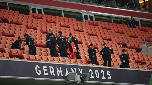 Ein Mann aus dem Landkreis Garmisch-Partenkirchen stürzte in München von der Tribüne und starb an den Folgen. - © Christian Charisius/dpa