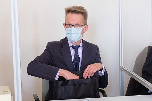 Der AfD-Abgeordnete Gunnar Beck auf der Anklagebank des Neusser Amtsgerichts. - © Frank Christiansen/dpa