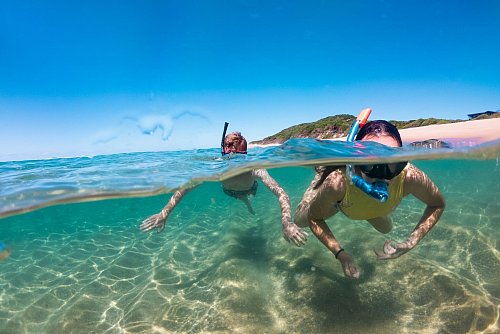 Im Meeresschutzgebiet des Maputo Nationalparks lassen sich beim Schnorcheln Riffe voller bunter Fische beobachten. - © Peace Parks Foundation/dpa-tmn