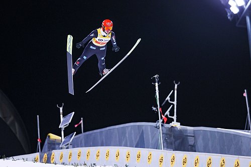 Fliegt ohne Fehler: die Gesamtführende Katharina Schmid. - © Wu Diansen/XinHua/dpa
