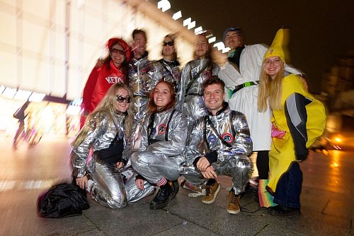 Besonders weit gereist: Für diese Jecken aus Freiburg begann die Reise in den Karneval bereits vor Stunden. - © Henning Kaiser/dpa