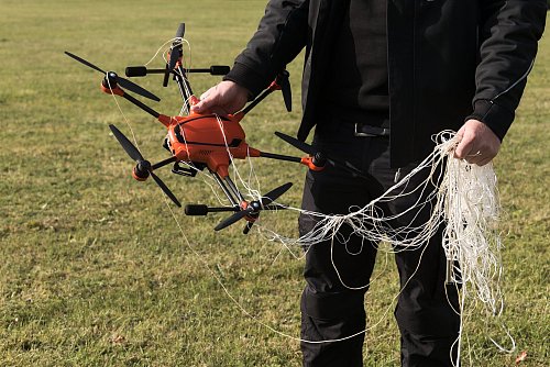Technische Hilfsmittel zum Abfangen von Drohnen werden immer wichtiger für die Sicherheitsbehörden in Deutschland. - © Marcus Golejewski/dpa