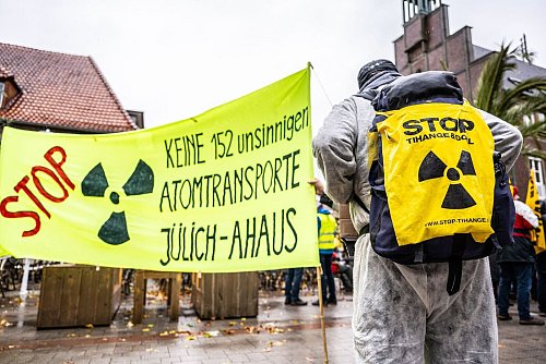 Demonstranten lehnen die geplanten Castor-Transporte als «unsinnig» ab. - © Guido Kirchner/dpa