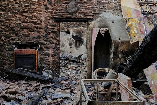 Dutzende Häuser wurden bei dem riesigen Waldbrand in Südfrankreich zerstört oder beschädigt. - © Manu Fernandez/AP/dpa