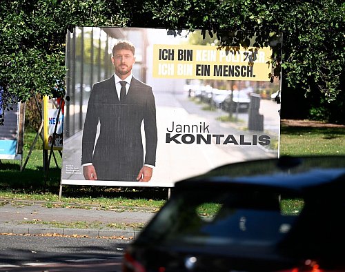 Influencer Jannik Kontalis hofft, in Mönchengladbach Oberbürgermeister zu werden. - © Roberto Pfeil/dpa