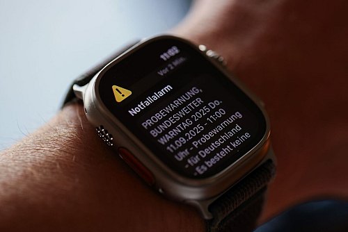 Wenn jemand eine WarnApp installiert hat, bekommt er per Mobilfunk gleich zweimal einen Hinweis auf den Probealarm - per Cell Broadcast und über die App. - © Rolf Vennenbernd/dpa