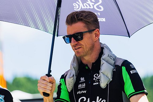 Die Formel-1-Piloten um Nico Hülkenberg suchen im schwülheißen Singapur nach Abkühlung. - © Philipp von Ditfurth/dpa