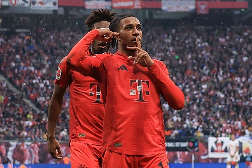 Michael Olise traf für die Bayern zum Ausgleich. - © Jan Woitas/dpa