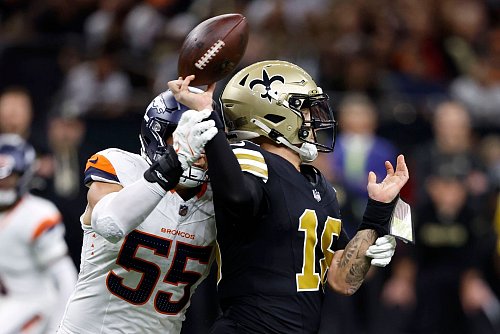 Saints-Quarterback Spencer Rattler geriet zu oft unter Druck. - © Butch Dill/AP/dpa