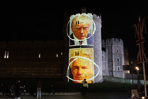 Trump und Epstein: Am Dienstagabend sorgte eine Lichtinstallation für Aufruhr. - © Led By Donkeys/PA Media/dpa