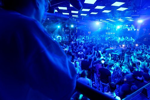 Gäste drängen sich auf einer der Tanzflächen im Kölner Club «Bootshaus». (Archivbild) - © Henning Kaiser/dpa