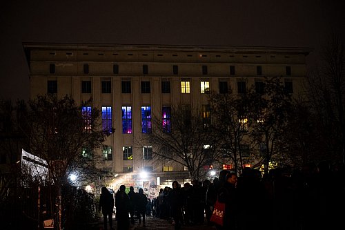 Die berühmte Schlange vor dem Berliner Technoclub «Berghain» - der Name leitet sich vom Standort im Berliner Bezirk Friedrichshain-Kreuzberg ab. (Archivbild) - © Fabian Sommer/dpa