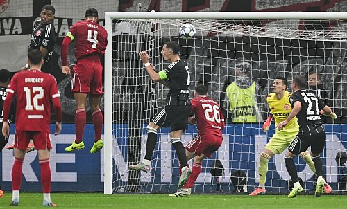 Ecke, Kopfball, Tor: So einfach ging es für Liverpool. - © Arne Dedert/dpa