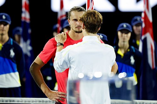 Bei den Australian Open tröstete Sinner noch den im Finale unterlegenen Zverev. - © Frank Molter/dpa