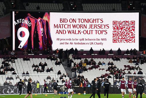 Auch im Stadion wurde nach dem schweren Autounfall an Antonio erinnert. - © Adam Davy/PA Wire/dpa