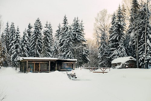 Außen kalt, innen heiß: die Rauchsauna der Mooska-Farm. - © Rauno Liivand/Brand Estonia/dpa-tmn
