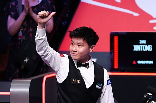 Zhao Xintong (r) ist der erste Snooker-Weltmeister aus Asien. - © Mike Egerton/PA Wire/dpa