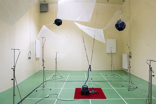 Ein Staubsauger steht im sogenannten Hallraum, in dem der Schall durch harte Wände und spezielle Segel verstärkt wird. Es gibt dazu auch ein Gegenstück, gleich nebenan: einen schalltoten Raum, in dem es quasi keinen Hall gibt. - © Franziska Gabbert/dpa-tmn/dpa