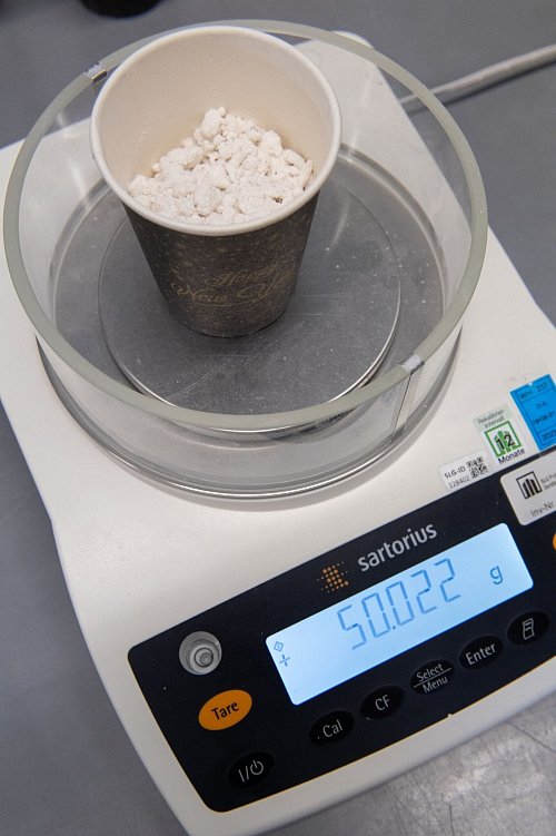 Genormter Teststaub in einem Untersuchungslabor, das für die Stiftung Warentest arbeitet. Mit rund 260 Euro pro Kilo könnte man diesen Prüfstaub fast schon als Goldstaub bezeichnen. - © Franziska Gabbert/dpa-tmn/dpa