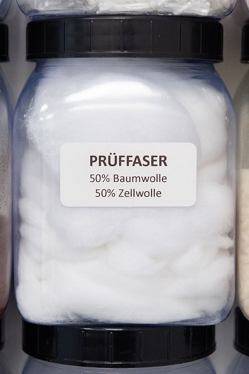 Eine andere Prüffaser: Die Zusammensetzung ist auf dem Glas notiert. - © Franziska Gabbert/dpa-tmn/dpa