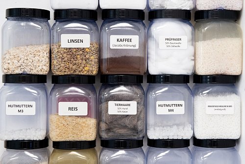 Gleiche Bedingungen für alle Testgeräte: Die Schmutzverursacher sind stets die gleichen - etwa die Linsen- oder Reis-Sorten. - © Franziska Gabbert/dpa-tmn/dpa