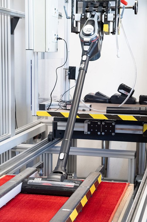 Kein Mensch, sondern eine Vorrichtung fährt den Sauger über den Teppich: So bleiben Tempo und Andruck der Düse konstant. - © Franziska Gabbert/dpa-tmn/dpa