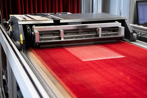 Das sind 25 Gramm Prüfstaub. Eine Maschine arbeitet sie nach festen Vorgaben in den Prüfteppich ein. So ein Teppichexemplar ist nach Angaben der Institutsmitarbeiter mehrere Tausend Euro wert - neben dem Anschaffungspreis von rund 500 Euro kommt die Summe vor allem durch die Arbeitsstunden zustande, die in die Vorbereitung des Teppichs für die Untersuchungen fließen. - © Franziska Gabbert/dpa-tmn/dpa