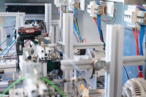 Bohren, Pause, Bohren, Pause: In so einer Apparatur laufen die Dauertests für Bohrmaschinen. Sie werden immer wieder angeschaltet, dann wird gebohrt, dann werden sie zum Abkühlen ausgeschaltet - alles automatisch, nach festen Vorgaben. - © Franziska Gabbert/dpa-tmn/dpa