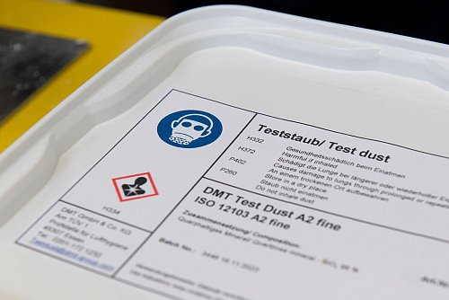 Damit die Testbedingungen für alle Sauger gleich sind und die Ergebnisse vergleichbar sind, wird auf jedes Detail geachtet - das beginnt schon beim Staub für die Untersuchungen. - © Franziska Gabbert/dpa-tmn/dpa