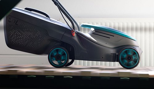 Rüttel, schüttel: In dieser Vorrichtung werden Rasenmäher 100 Stunden lang über Holzplanken gefahren. So wird geprüft, wie belastbar etwa die Griffe und Räder der Modelle sind. - © Franziska Gabbert/dpa-tmn/dpa