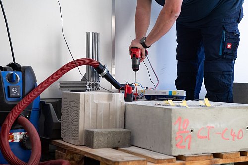 Akkuschlagbohrschrauber im Einsatz: Ein Mitarbeiter ermittelt Parameter für den Dauertest der Maschine. - © Franziska Gabbert/dpa-tmn/dpa