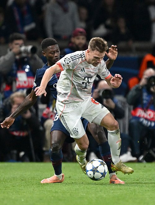 Joshua Kimmich in seinem 100. Champions-League-Spiel in Aktion gegen Nuno Mendes . - © Federico Gambarini/dpa