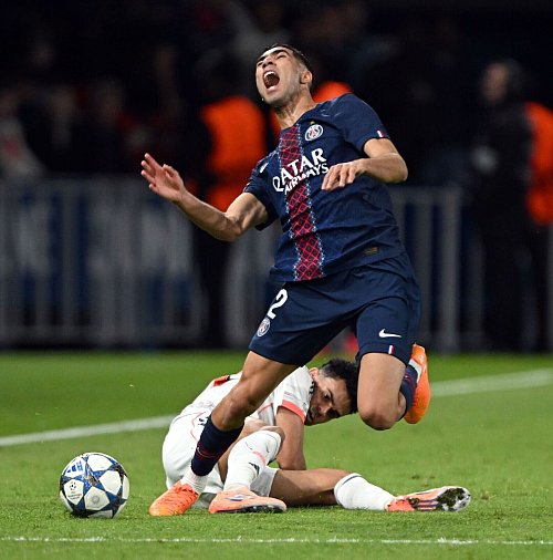 Der Moment, der das Spiel veränderte: Luis Díaz (unten) foult Achraf Hakimi und sieht danach die Rote Karte. - © Federico Gambarini/dpa