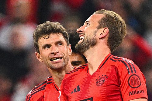 Kane (r) und Müller haben Spaß. - © Tom Weller/dpa