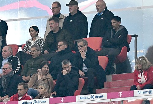 Wirbel gibt es um Bayern-Boss Jan-Christian Dreesen (M). - © Sven Hoppe/dpa