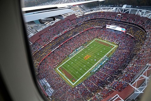 Blick aus der Air Force One beim Tiefflug über dem Stadion der Washington Commanders. - © Manuel Balce Ceneta/AP/dpa
