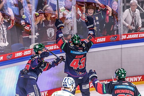 Andreas Eder jubelt über seinen Premieren-Treffer für die Eisbären Berlin. - © Andreas Gora/dpa